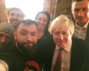 Британський міністр прийшов до піцерії ветеранів АТО