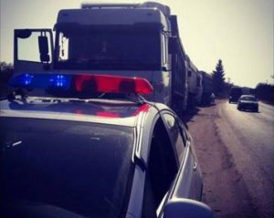 8 грузовиков арестовали с мусором из Львова