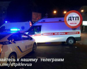 Мужчина выбросил из авто жену и сбил очевидца события