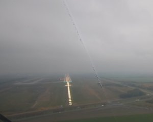 Зрелищная посадка Ан-225 &quot;Мрия&quot; сквозь облака и густой туман