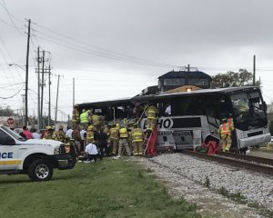 Поїзд врізався у пасажирський автобус, є загиблі