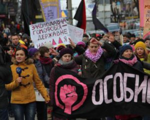 Кефір та зеленка: марш феміністок у центрі Києва закінчився провокацією