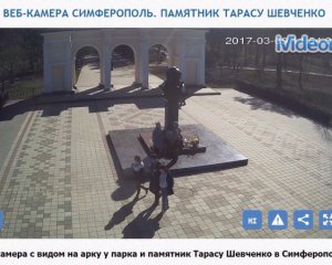 В Крыму люди несут цветы к памятникам Шевченко