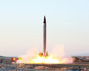 Иран запустил мощную баллистическую ракету