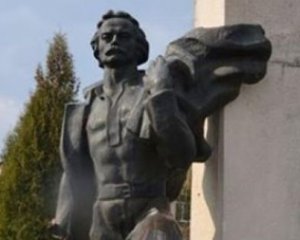Вандалы отпилили руку памятнику Ивану Франко