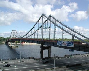 Перехожий врятував чоловіка, який хотів стрибнути з мосту