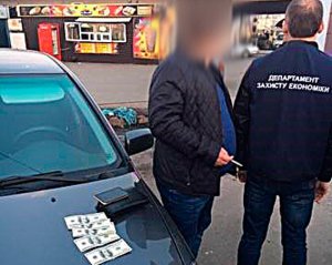 Правоохоронці затримали столичного хабарника