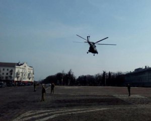 У центрі Чернігова посадили вертоліт, щоб забрати генерала зі свята