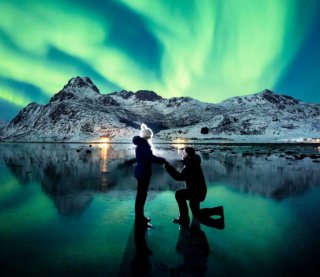 Впечатляющие кадры, как мужчина сделал предложение любимой под полярным сиянием