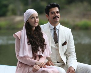 Найкрасивіша пара турецького кіно відсвяткувала заручини