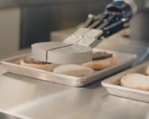 Робот жарит котлеты для бургеров
