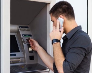 Як і навіщо телефонний шахрай направляє до банкомату