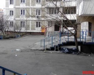 Возле столичной многоэтажки нашли тело женщины