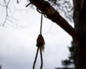 15-річна школярка повісилася біля будинку