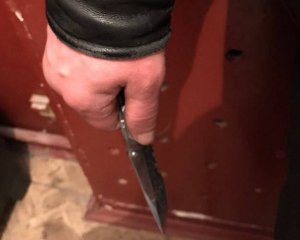 Двое грабителей раздели мужчину в центре столицы