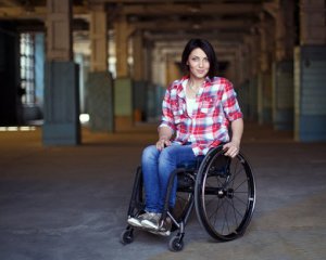 "При чем тут ее инвалидность? Как она помогает ей петь?" - телеведущая выступила против Самойловой