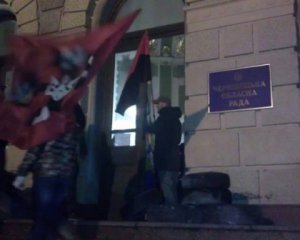 Активисты с шинами пришли под ОГА еще в одном городе