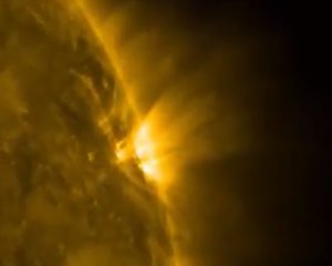 NASA показало невероятный процесс образования петель на Солнце