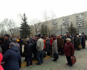 Чоловік помер у черзі в Ощадбанку