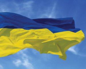 Бійці встановили на передовій освячений у Володимирському соборі прапор