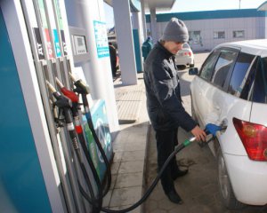 Автозаправки снизили цену на топливо