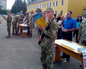 Тіло загиблого в АТО 18-річного бійця зустріли навколішки