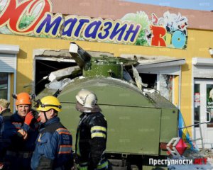 Военный бензвовоз въехал в зоомагазин: есть погибший