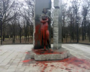 Вандалы облили памятник Елене Телиге красной краской