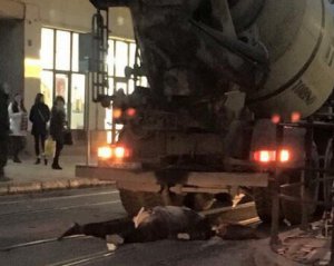 Появилось шокирующее видео, как цементовоз насмерть переехал пешехода