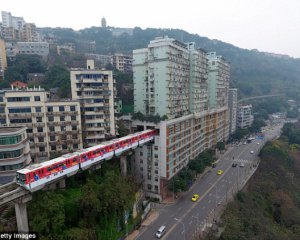 &quot;Безумные&quot; китайцы проложили железную дорогу сквозь жилую многоэтажку