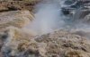 Паводок на водопаде привлек тысячи туристов