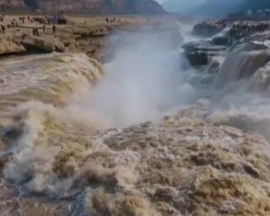 Паводок на водопаде привлек тысячи туристов