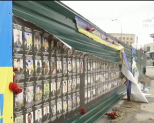 Вандалы порезали плакат с портретами погибших бойцов АТО