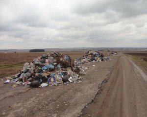 Дорогу між селами завалили сміттям