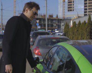 Министр показал, как справляется с управлением Tesla