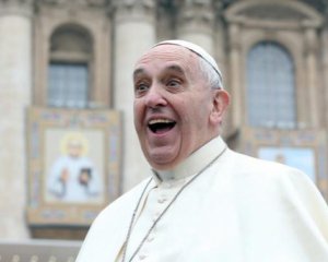 Папа Римский рассмеялся, когда девочка сорвала его головной убор