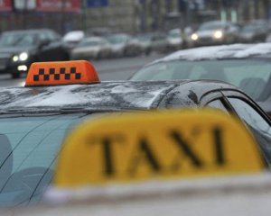 Девушка сделала предложение своему парню при помощи 900 машин такси