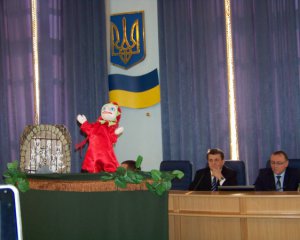 Кукольный театр выпросил у депутатов земли