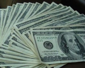 Чоловік продав BMW за фальшиві долари