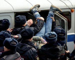 Навіть не відпускали в туалет: журналіст розповіла про затриманих у Москві неповнолітніх