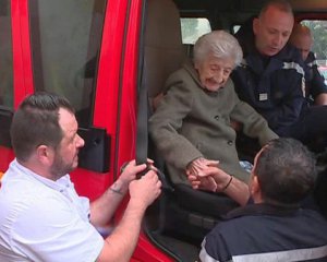 Пожарные осуществили мечту 112-летней женщины