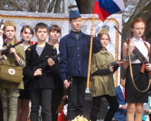 Детей в Симферополе заставляли бить поклоны памятнику оккупантам