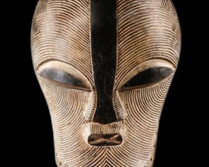 Древнюю мистическую маску продали за $500 тыс.