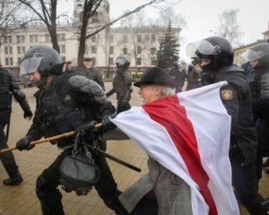 Задержанных на протестах в Беларуси украинцев депортируют домой