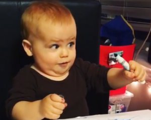 Интернет рассмешила реакция малыша на собственную силу