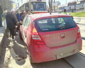 Героїня парковки на годину зупинила рух трамваїв у Києві