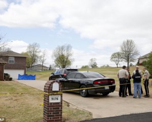 Мужчина расстрелял банду подростков у себя дома