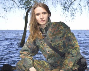 "Українці для вас люди нижчого ґатунку?" - сестра загиблого десантника віддала орден президента