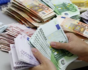 Нацбанк существенно понизил курс евро