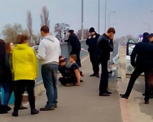 Трое гопников жестоко избили прохожих